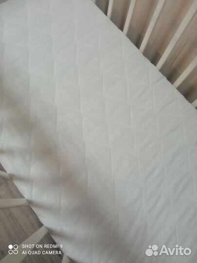 Детская кроватка с маятником и ящиком