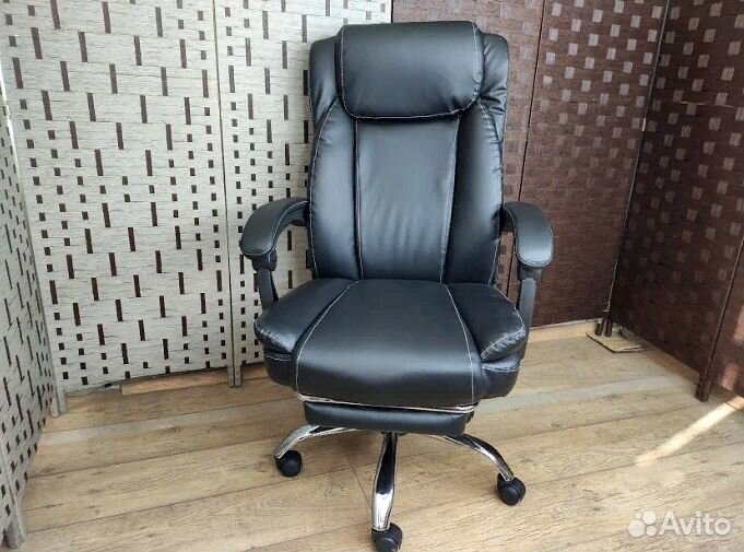 Офисное кресло с подножкой