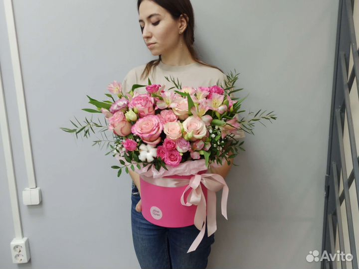 Букет в коробке с розами гвоздиками альстромерией