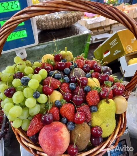 Фрукты и ягоды в подарок