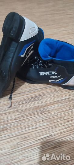 Лыжные ботинки и лыжи