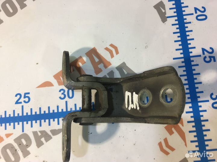 Тойота Хайлюкс Петля нижняя передней двери Прав