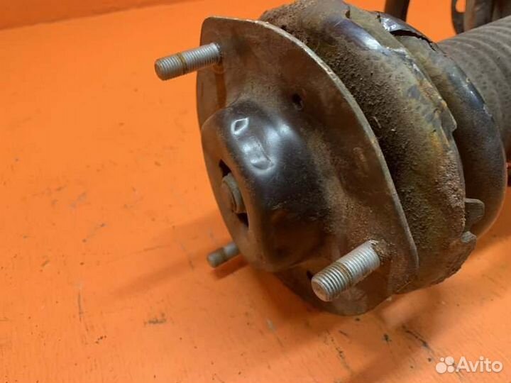 Стойка амортизатора передняя левая Toyota