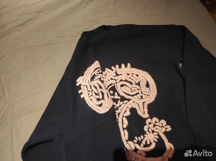 Свитер с вышивкой 50