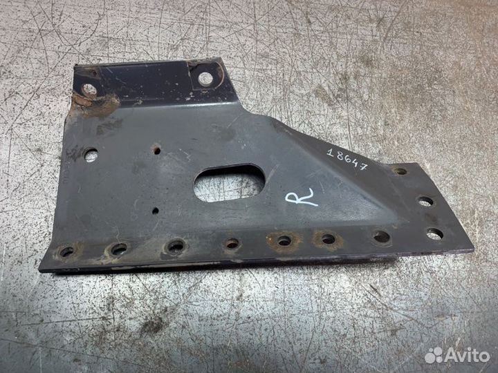 Кронштейн траверсы передний правый Scania R420 4*2