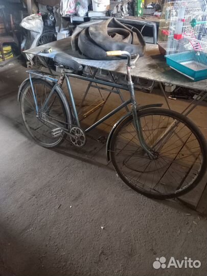 Детский велосипед и дедов велосипед