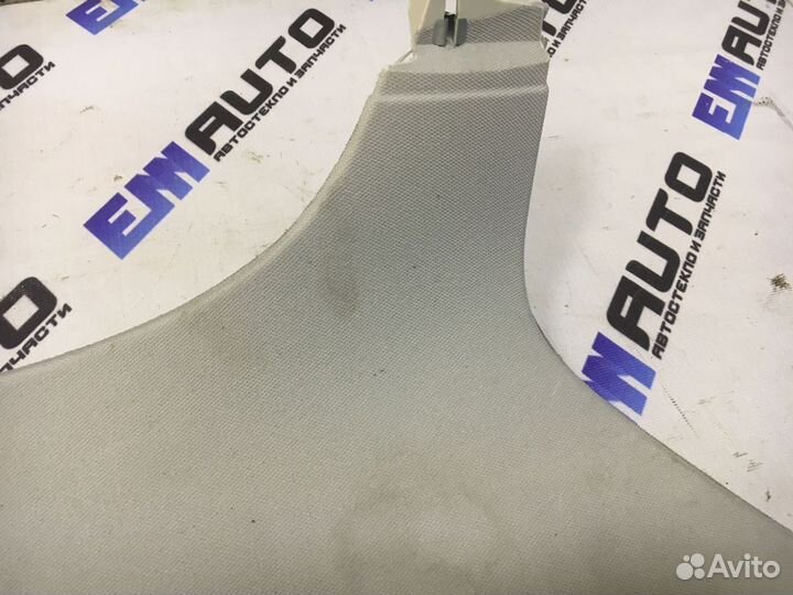 Накладка задней стойки правая Фольксваген Гольф 5