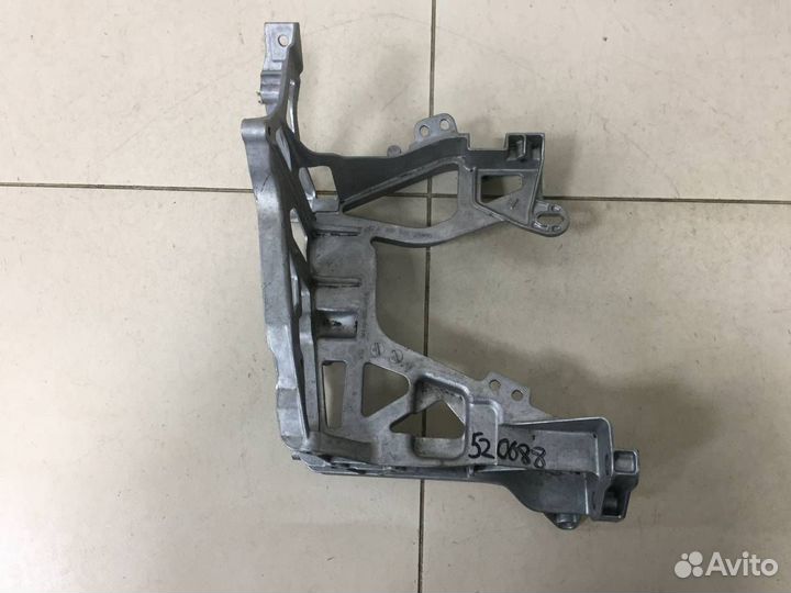 Кронштейн фар правый Mercedes-Benz C-Class W205 20