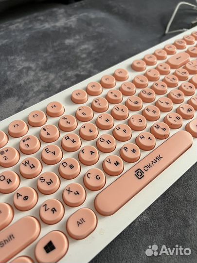 Розовая клавиатура с круглыми кнопками