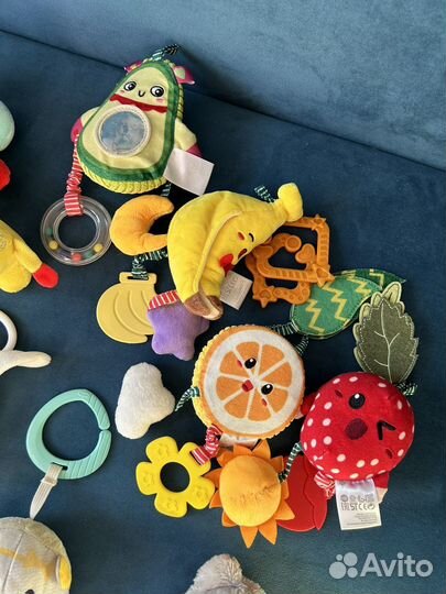 Развивающие подвесные игрушки tiny fisher price