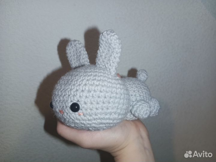 Вязаный зайчонок