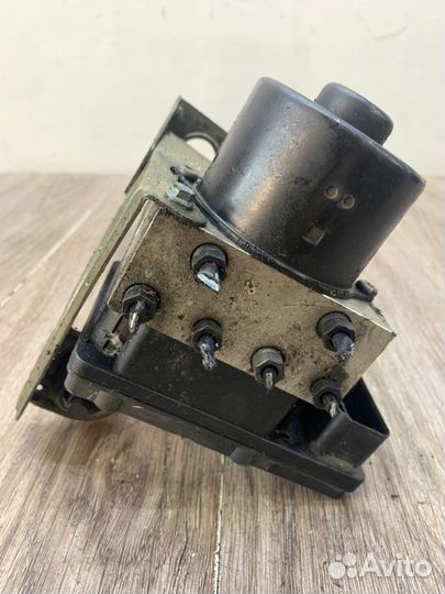 Блок abs Volkswagen Touareg внедорожник 2006