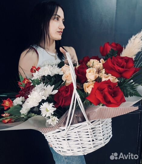 Корзина плетеная с цветами