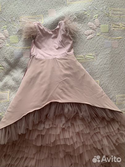 Праздничное платье с шлейфом на девочку 6-7 лет