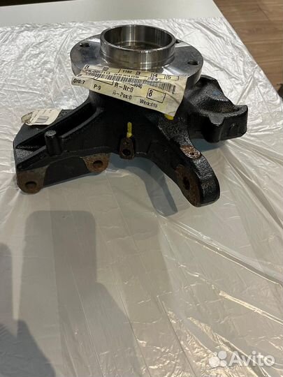 2E0407303Q Поворотный кулак левый со ступицей VW C