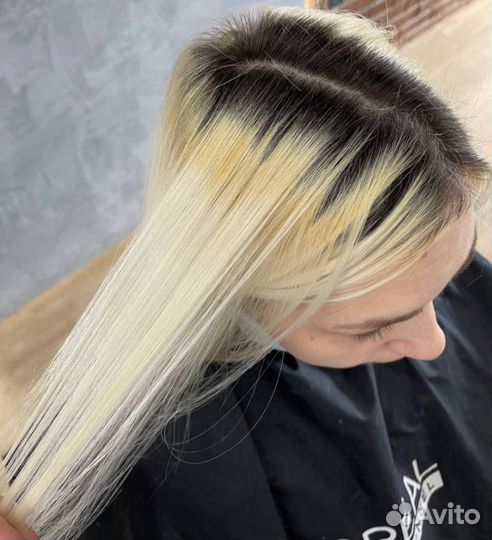 Модель блондинка с отросшими корнями