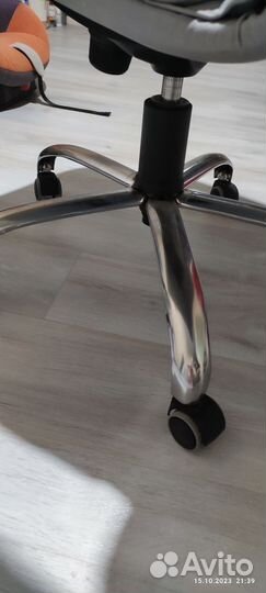 Стул кресло офисный на колесах