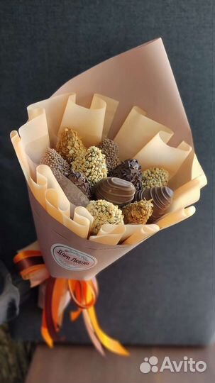 Молочный шоколад и клубника съедобные букеты