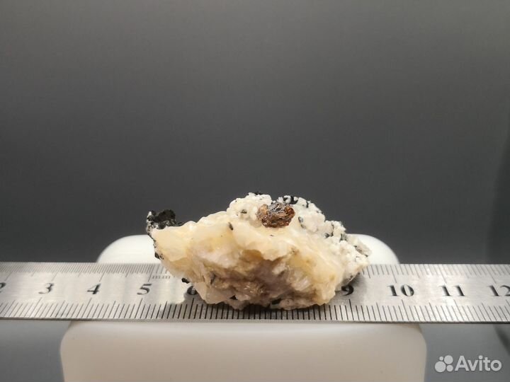 Пирохлор, аннит, кальцит. Вишневые горы