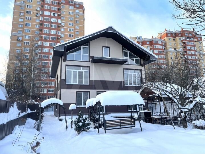 Дом 369,6 м² на участке 8,3 сот.