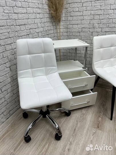 Стул мастера на колесиках