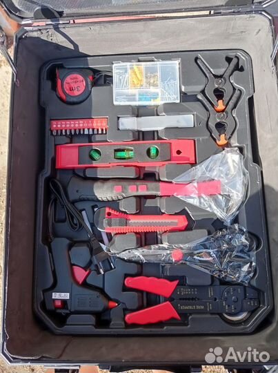 Набор инструментов для авто в чемодане