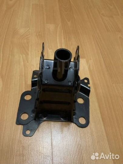 Кронштейн усилителя бампера 8P0807134 пер прав