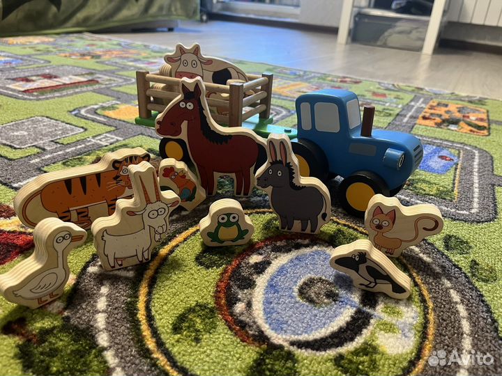 Синий трактор деревянный