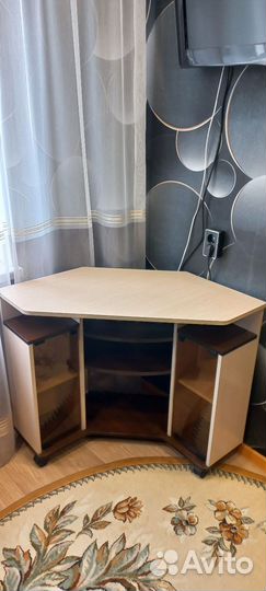 Тумба под телевизор белая со стеклами