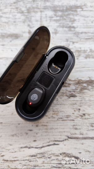 Беспроводные наушники и кейс