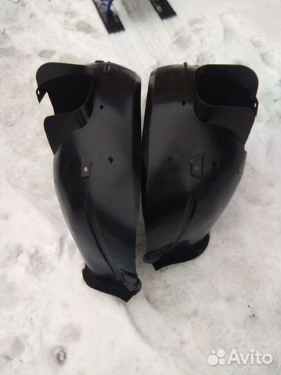 Подкрылок передний правый и левый на Пежо 408