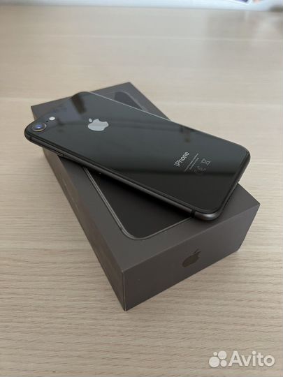 Телефон iPhone 8