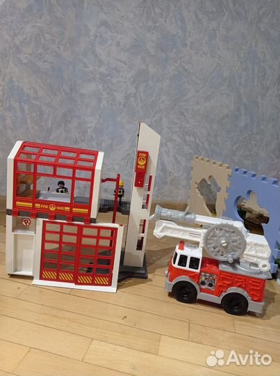 Пожарная станция с пожарниками