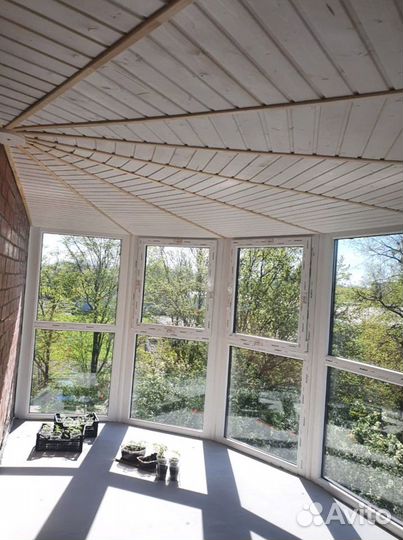 Остекление эркерного балкона с крышей