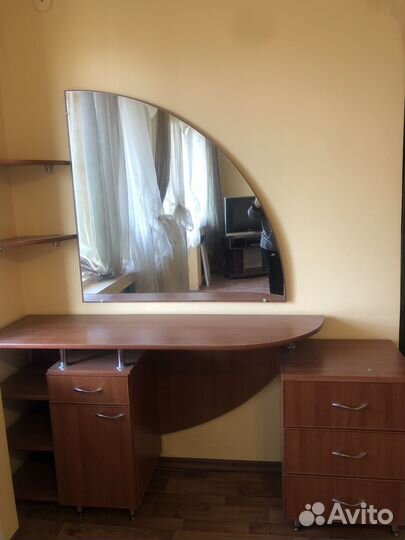 Комод зеркалом