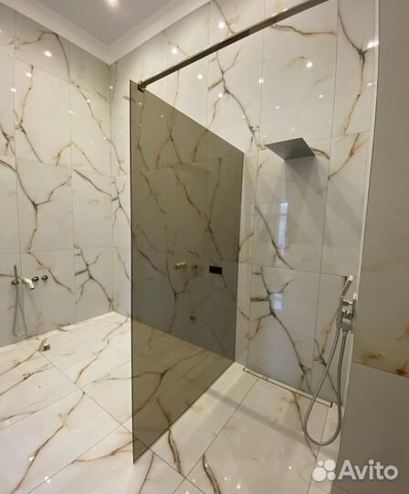 Стеклянные душевые перегородки