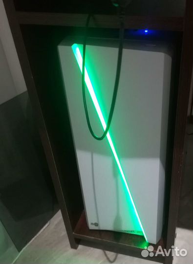 Игровой компьютер с двумя монитороми и клавиатурой