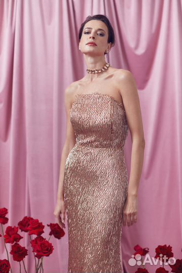 Вечернее золотое платье в пол в паетку