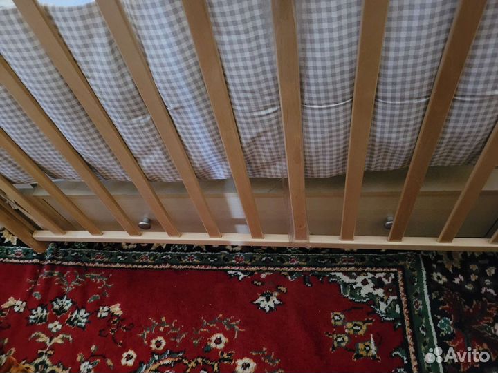 Детская кроватка с маятником и ящиком