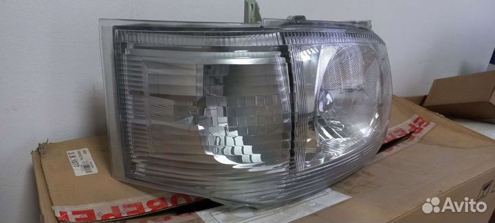 Фара правая toyota hiace