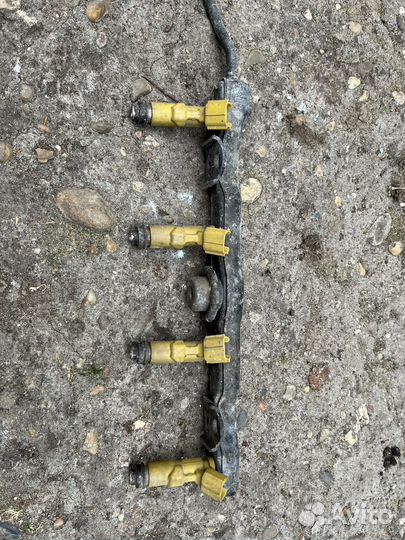 Топливная рампа toyota celica 2zz fe