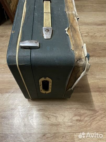 Катушечный магнитофон и проигрыватель пластинок