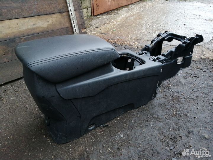 Центральная консоль с подлокотником Ford Focus 3