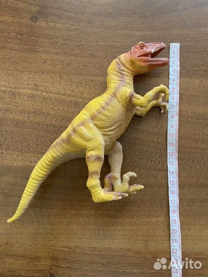 Фигурки животных и динозавров