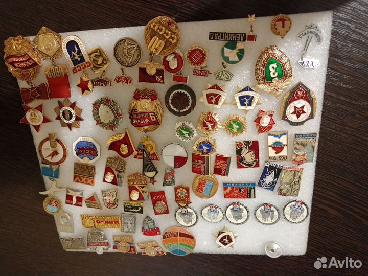 Коллекция значков знаков и медалей,а также погоны