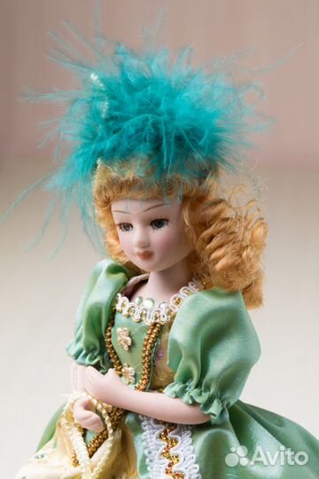 Кукла фарфоровая коллекционная высотой 19 см