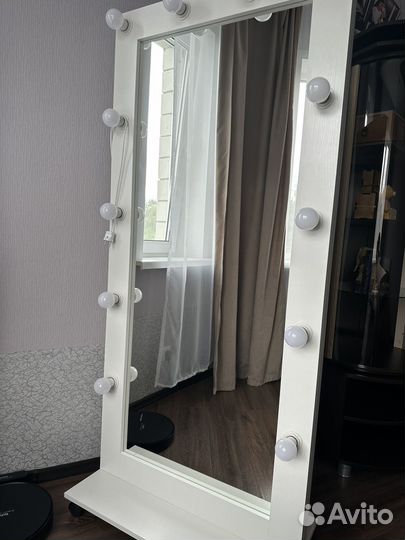 Гримерное зеркало с лампочками