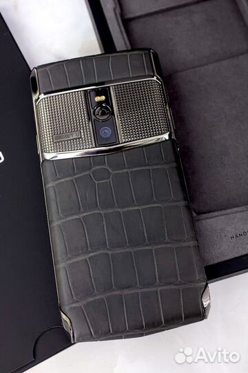 Vertu New Signature Touch Clous de Paris Alligator, 4/64 ГБ