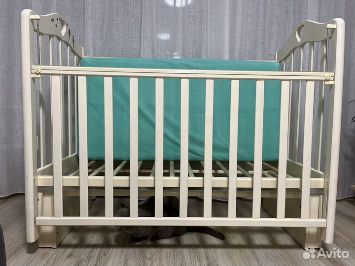 Детская кроватка с поперечным маятником