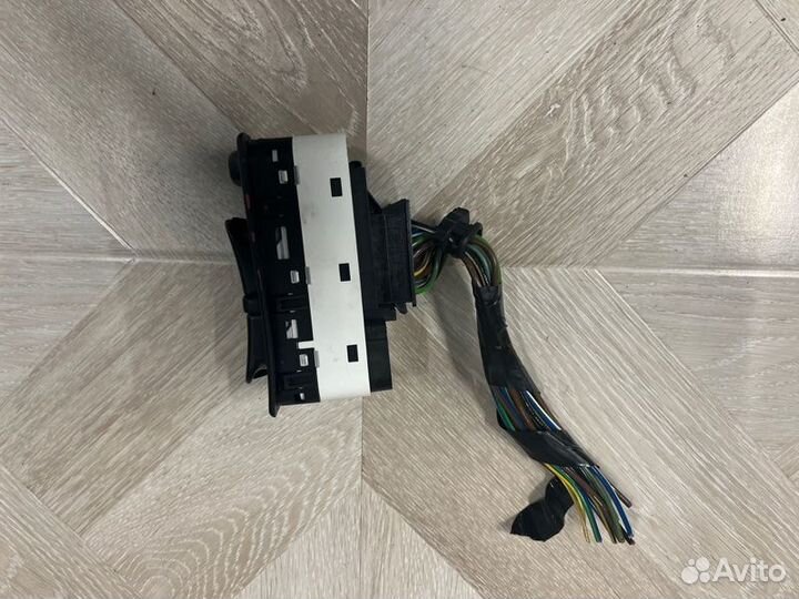 Блок кнопок стеклоподъёмников центральной консоли